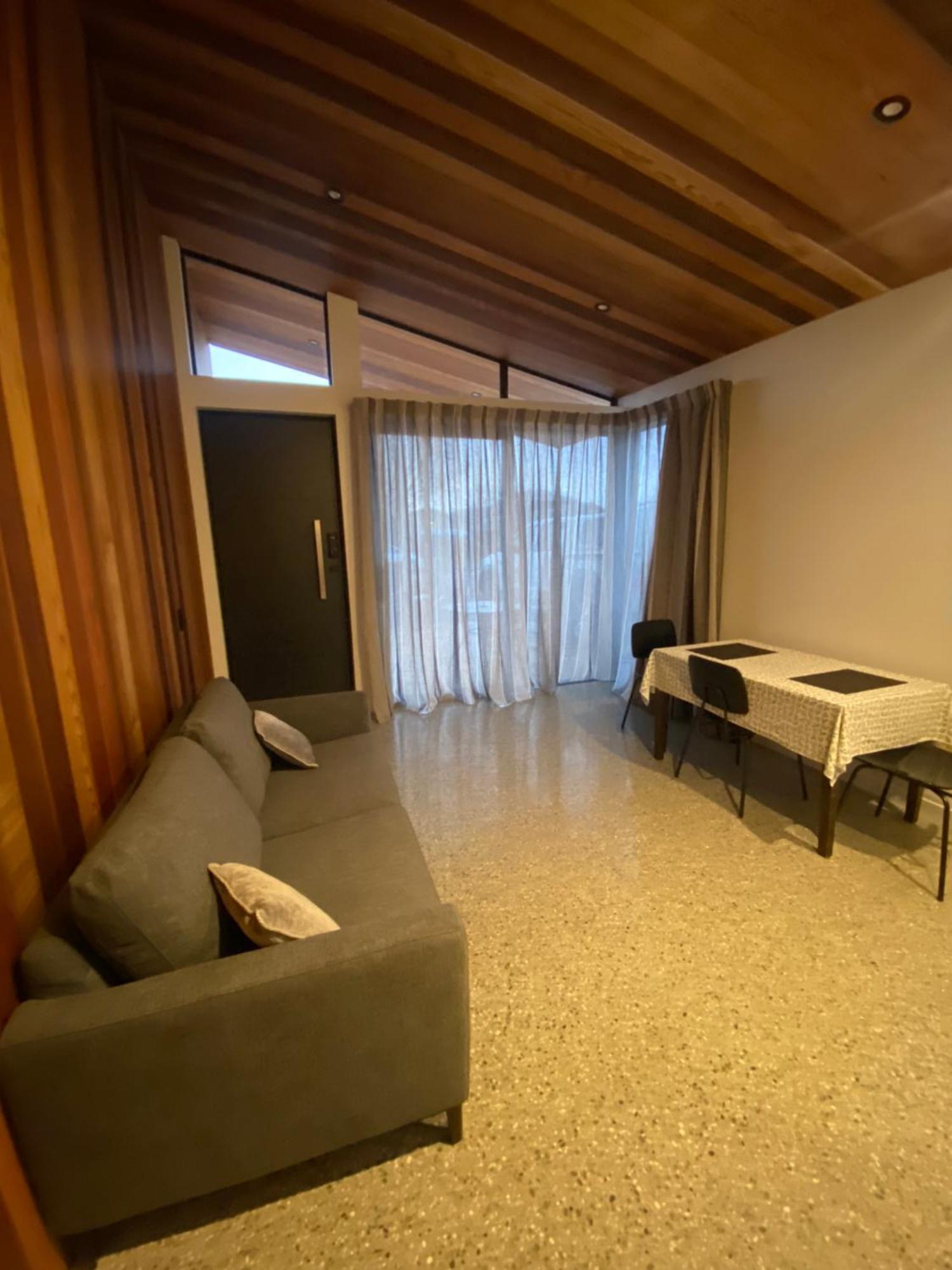 Roys View Apartment Wanaka Bagian luar foto